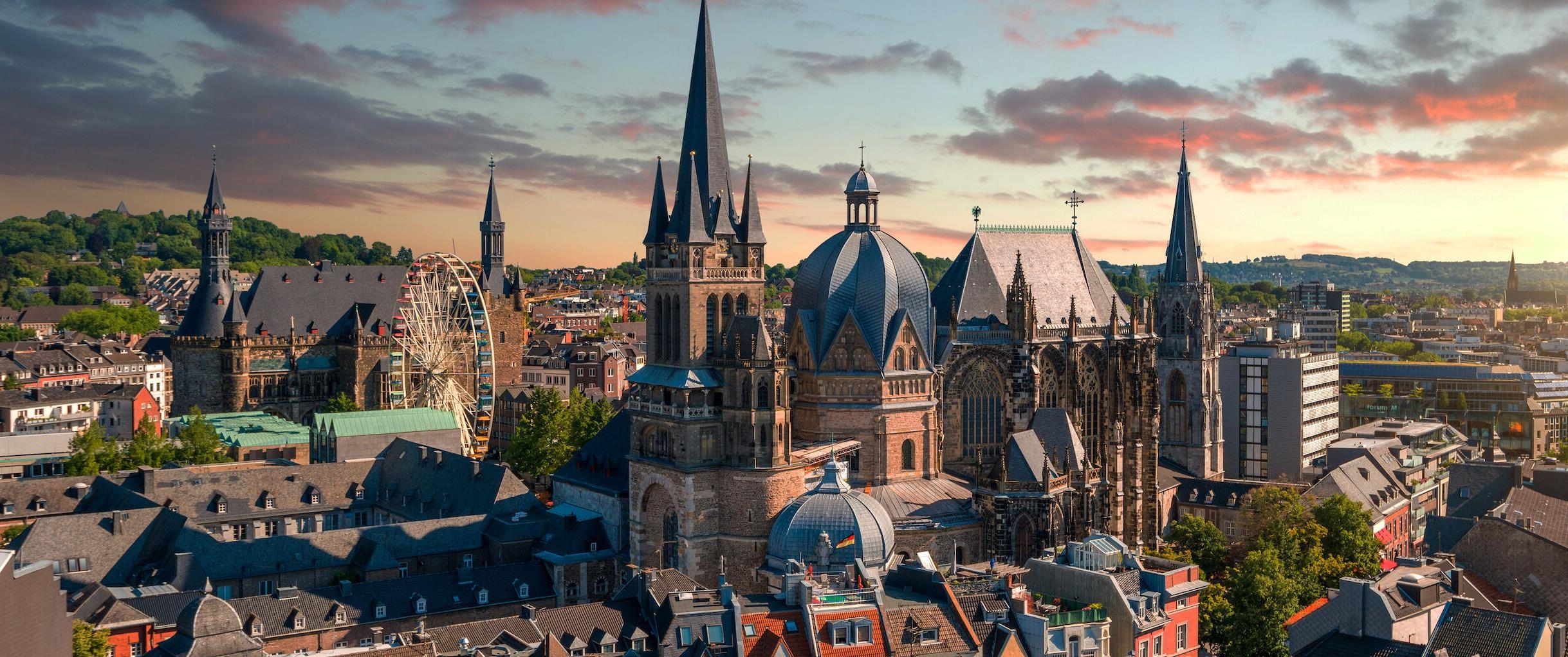 Luftaufnahme von Aachen mit Blick auf den Aachener Dom