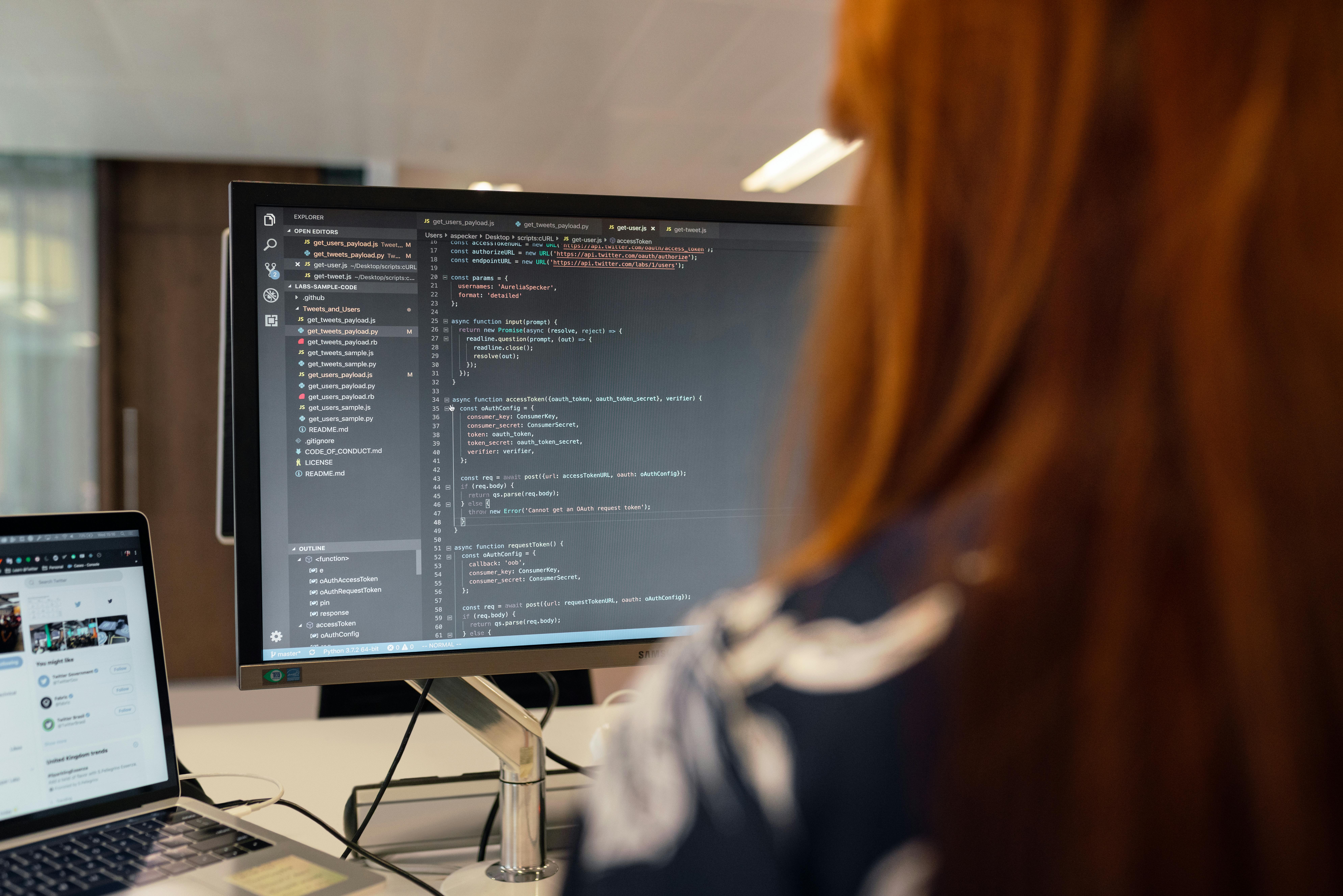 Person am PC, die programmiert