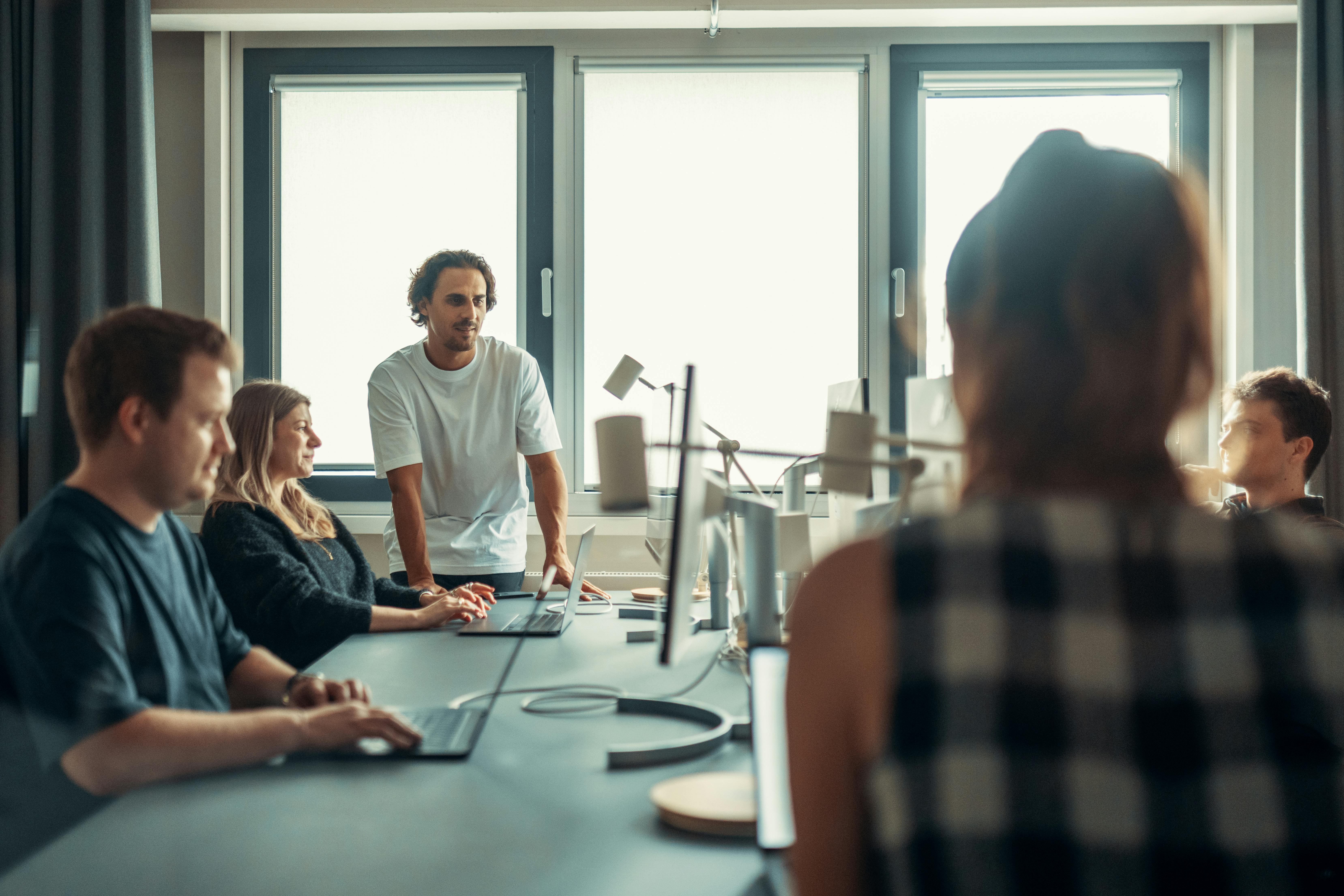 Menschen in einem Büro, die sich beraten
